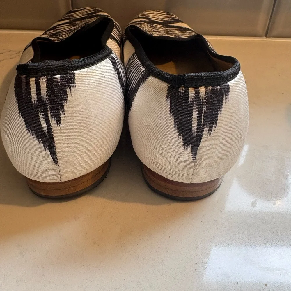 Artemis Black & White Print Abstract Loafers Size 39 us size 8